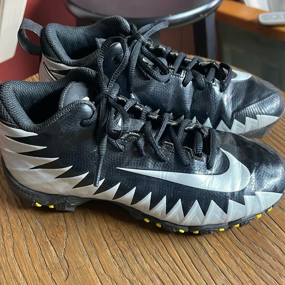 Nike Alpha black & gray size 2.5Y cleats. Used but really good condition! - Picture 1 of 11